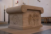 Der Altar in der Marienloher Pfarrkirche ist ein Werk der Gebrüder Winkelmann aus dem Jahr 1994. Die Schauseite zum Kirchenschiff zeigt Maria und ihren Sohn, dem die heiligen drei Könige ihre Gaben bringen.