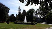 Blick in den Schlossgarten mit dem Brunnen im Vordergrund. Im Hintergrund ist das Fürstliche Residenzschloss zu sehen.