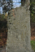 Auf der Seite des Gedenksteins sind die Ortsnamen eingraviert aus denen früher die Gläubigen zur Klus pilgerten.