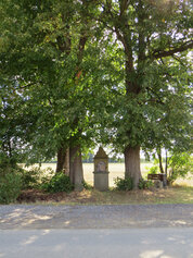 Am Wegesrand liegt diese „Feldkapelle“ mit einem historischen Baumbestand. Im Volksmund heißt dieses Heiligenhäuschen „Mutter Anna“.