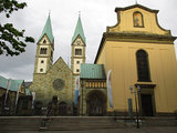 Wallfahrtskirche Maria Heimsuchung Werl: Vorderansicht der Basilika inmitten der Fußgängerzone
