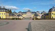 Das Schloss wurde als dreiflügelige Anlage im Stil von Schloss Versailles erbaut.
