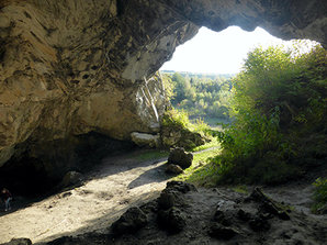 Die Höhle im Hohlen Stein gewährt zudem einen imposanten Blick. Die Kolpingfamilien Kallenhardt nutzt diese Höhle einmal im Jahr für einen Gottesdienst. Dieser Ort hat eine tolle Akkustik.
