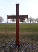 Kreuz auf dem Stünzel mit der Inschrift: „IM KREUZ IST HEIL\"
