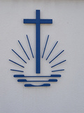 Symbol der Neuapostolischen Kirche an der Kirche in Bad Berleburg.