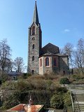 Ev. Stadtkirche Bad Berleburg mit einem Brunnen im Vordergrund von der Schloßstr. aus gesehen.
