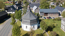 Die Ev. Kirche in Weidenhausen ( Marienkirche zu Weidenhausen ) aus der Vogelperspektive gesehen