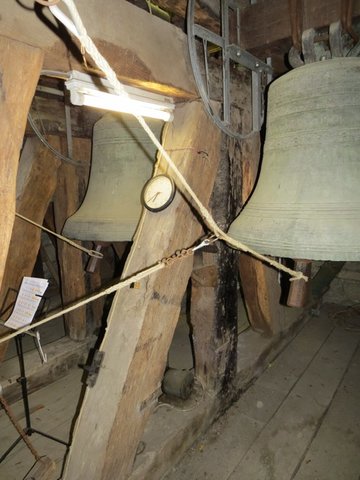 Über Schnüre werden die Glocken zum Klingen gebracht.