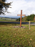 Das Ökumenische Kreuz auf dem Stünzel von hinten mit der Inschrift: „Im Kreuz ist Heil“