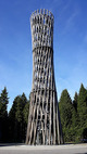 Der Lörmecketurm steht auf einer Höhe von 581 m über NN. Der Turm hat eine Höhe von 35 m. Von dort gehen mehrere Wanderwege aus und er liegt an Sauerland-Waldroute.