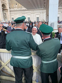 Papst Franziskus segnete die neue Fahne der Schreibershofer Schützen.