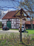 Das Heimathaus mit seinem Wegkreuz ist ein Ort der Tradition, der dörflichen Kultur und Kommunikation.