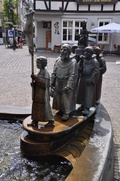 Pilgergruppe am Brunnen
