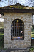 Ein alter Brunnen der Wüstung Eddessen wurde überdacht. Hier steht eine Marienfigur und Besucher können Kerzen anzünden.