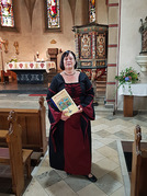 Kirchenführerin Anne Schultze trug während der besonderen Führung zum Jubiläum ein historisches Gewand.