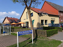 Zentral in der geografischen Mitte des Dorfes liegt das Pilgercafe.