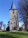 Der mächtige Turm, daneben die alte denkmalgeschützte Linde.