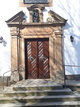Der Eingang der Dorfkirche St. Cyriakus. Nach verheerenden Bränden  Anno 1742 wieder aufgebaut.