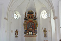 Das Bild des Chorraumes zeigt den barocken Hochaltar, sowie rechts eine Statue der hl. Helena und links eine Statue der hl. Agatha.