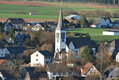 Kirche St. Engelbert, Medelon – Außenansicht und Lage im Ort