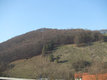 Blick von Messinghausen auf den „Sticklenberg“ mit dem Konstantinkreuz