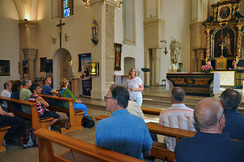 Kirchenführerin Marieluise Brockschnieder zeigte den Teilnehmenden am Netzwerktreffen wichtige Orte in der Mastholter Kirche.