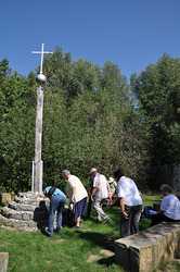 Am Cruz de Ferro, am Mastholter See, legten die Teilnehmer am Netzwerktreffen auf ihrer Pilgerwanderung einen Stein als Symbol für eine Last ab.