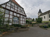 Pfarrhaus mit Blick zur Kirche