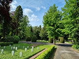 Weg auf dem Parkfriedhof der Wallfahrtsstadt Werl in Richtung „Auferstehungsfigur“.