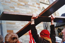 Das Weltjugendtagskreuz auf dem Weg durch das Erzbistum Paderborn, bei    der Ankunft am 21.10.2004 an der Anröchter Kirche.