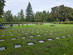 Gesamtansicht, im Vordergrund die Tafeln für die Opfer der Bombardierungen Paderborns, die Granitkreuze als Erinnerung an die Gefallen des 2. Weltkrieges, im Hintergrund die des 1. Weltkrieges