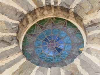 Diese wunderschöne Rosette aus buntem Glas ziert das Portal der Kapelle.