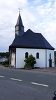 Die Kapelle in Niederbergheim hat einen besonderen Platz. Sie liegt direkt an der Straße und im Innenraum hört man deutlich die Fahrzeuggeräusche. Eine besondere Atmosphäre…