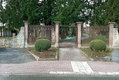 Ein eisernes Portal führt auf den historischen Friedhof.