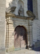 Das Südportal der Pfarrkirche St. Nikolaus (1712). Inschrift (Übersetzung): Heiliger Bischof Nikolaus, großer Patron der Kirche und der Stadt, bitte für uns.