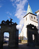 Blick zum Hauptturm der St. Laurentius Propsteikirche durch das „Hirschberger Tor“.