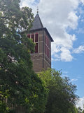 Der Turm der Marienkirche, mit ihren roten Schallöffnungen, ist wie ein Wegweiser weithin sichtbar.