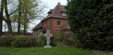 Im Hintergrund ist der Hof der Familie Meiwes-Hansmeier, die bis heute das Kreuz pflegt.