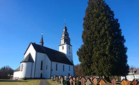 Blick auf Kirche und Friedhof im Wormbach beim Betreten vom Parkplatz her.